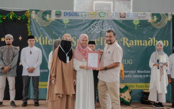 SMA Negeri 1 Cicurug, Kabupaten Sukabumi menggelar wisuda Tahfidz Quran Angkatan ke VI Tahun 2024 dihalaman sekolah, Kamis (28/3/2014). Kegiatan wisuda Tahfidz merupakan rangkaian kegiatan program Dinas Pendidikan dan Kebudayaan Provinsi Jawa Barat SmartTren Ramadan.