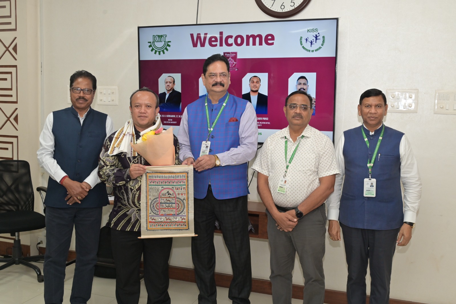 BERSINERGI : Rektor Universitas Nusa Putra melakukan penandatanganan MoU dengan Vice Chansellor KISS Prof. Deepak Kumar Bahera pekan lalu di Provinsi Odisha India.(FOTO : dok/radarsukabumi)