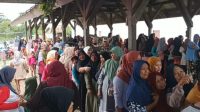 PASAR MURAH : Suasana warga berdesakan beli beras murah di wilayah Ciracap Sukabumi.