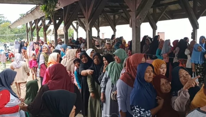 PASAR MURAH : Suasana warga berdesakan beli beras murah di wilayah Ciracap Sukabumi.