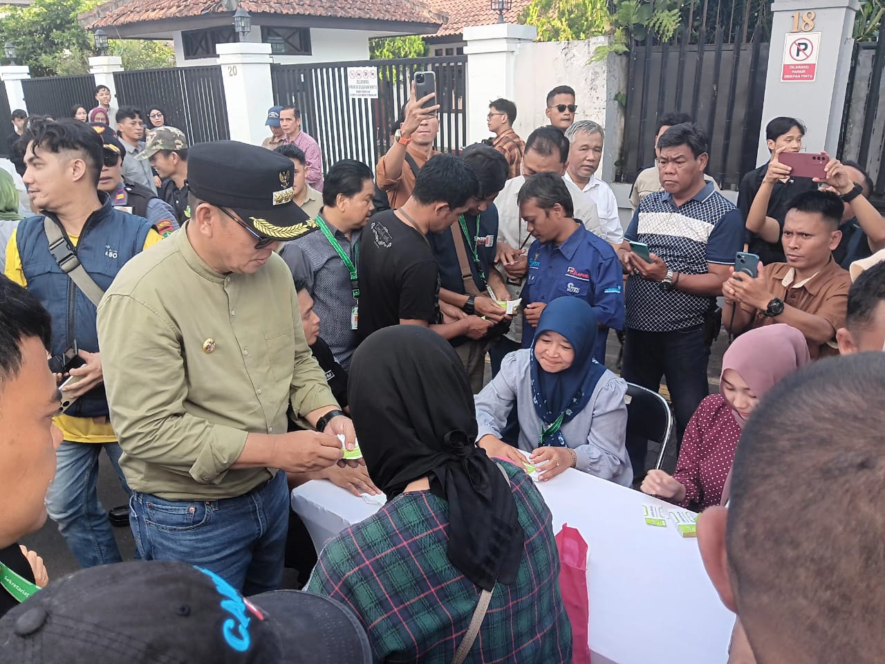 PENINJAUAN: Pj Walikota Sukabumi saat melakukan peninjauan jajanan gratis yang dipusatkan di Jalan R Syamsudin SH, Kecamatan Cikole, Kota Sukabumi, Minggu (31/3).(FT: BAMBANG/RADARSUKABUMI)
