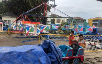 SEPI : Wahana pontang-panting di Pasar Ramadhan Alun-Alun Cisaat, tampak sepi pasca insiden seorang bocah terjatuh di wahana tersebut.(FOTO : DENDI/RADAR SUKABUMI)