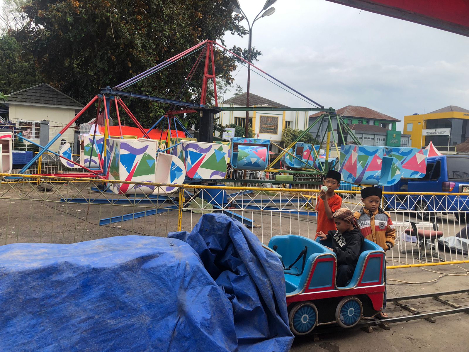 SEPI : Wahana pontang-panting di Pasar Ramadhan Alun-Alun Cisaat, tampak sepi pasca insiden seorang bocah terjatuh di wahana tersebut.(FOTO : DENDI/RADAR SUKABUMI)