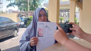 ANAK HILANG : Ibu Maya Apriliani saat menunjukan bukti laporan ke polsek Palabuhanratu Polres Sukabumi. (FOTO : NANDI/ RADARSUKABUMI)