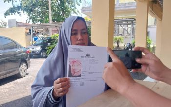 ANAK HILANG : Ibu Maya Apriliani saat menunjukan bukti laporan ke polsek Palabuhanratu Polres Sukabumi. (FOTO : NANDI/ RADARSUKABUMI)
