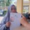 ANAK HILANG : Ibu Maya Apriliani saat menunjukan bukti laporan ke polsek Palabuhanratu Polres Sukabumi. (FOTO : NANDI/ RADARSUKABUMI)