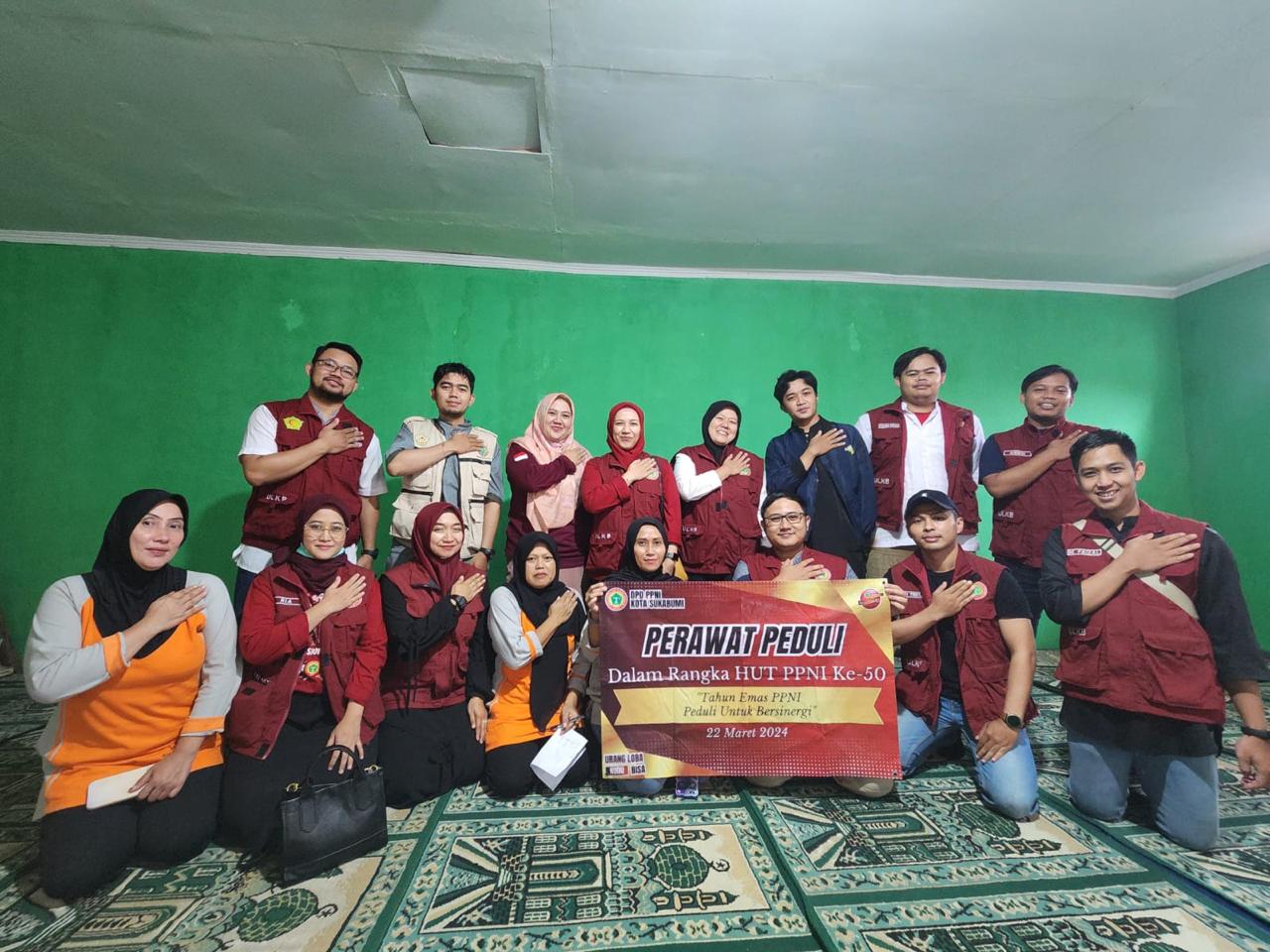 Foto Bersama PPNI Kota Sukabumi bersama warga di RW 05 Kelurahan Dayeuhluhur, Kecamatan Gunungpuyuh, Kota Sukabumi