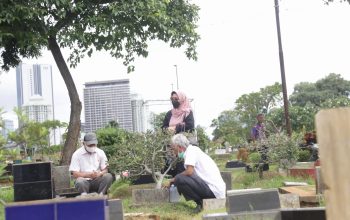 Umat Islam berdoa atau ziarah di depan makam keluarga dan kerabat di Tempat Pemakaman Umum Semper, Jakarta, Senin (4/3/2024). (DERY RIDWANSAH/ JAWAPOS.COM)