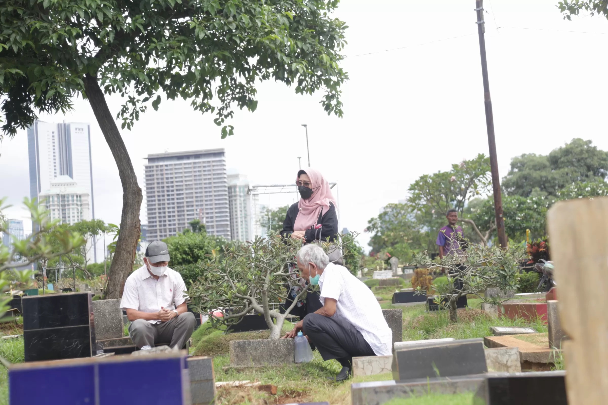 Umat Islam berdoa atau ziarah di depan makam keluarga dan kerabat di Tempat Pemakaman Umum Semper, Jakarta, Senin (4/3/2024). (DERY RIDWANSAH/ JAWAPOS.COM)