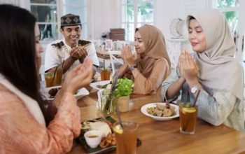 Ilustrasi Berbuka Puasa di Bulan Ramadhan. (Sumber foto: freepik/odua)