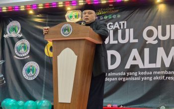 Pimpinan Pondok Pesantren Darussyifa Yaspida Sukabumi yang juga sebagai Ketua Tanfizdyiah PCNU Kabupaten Sukabumi KH.Dr Es. Mubarok, Msc,MM saat menyampaikan ceramah kepada Ribuan santri. (foto : ist)
