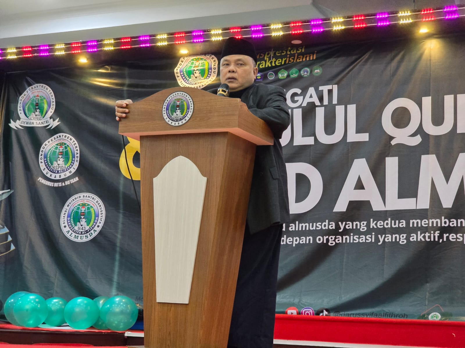 Pimpinan Pondok Pesantren Darussyifa Yaspida Sukabumi yang juga sebagai Ketua Tanfizdyiah PCNU Kabupaten Sukabumi KH.Dr Es. Mubarok, Msc,MM saat menyampaikan ceramah kepada Ribuan santri. (foto : ist)