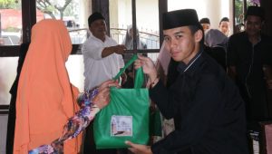 Osis SLTA Al-Masthuriyah Bagi Takjil Dan Sembako