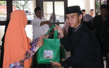 Sejumlah siswa SMA, MA, SMK dan PDF Ulya yang tergabung dalam Organisasi Siswa Intra Sekolah (Osis) SLTA Al-Masthuriyah, Kabupaten Sukabumi menggelar kegiatan "Begitu Dah" atau Berbagi itu Indah dengan membagikan takjil. (FOTO : dok/radarsukabumi)