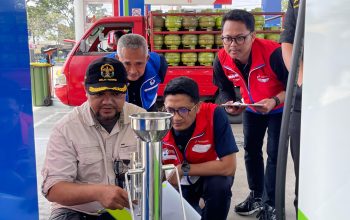 UJI TERA: Ketua Hiswana Migas Sukabumi, Teten Ruswandi bersama PT Pertamina Patra Niaga Regional Jawa Bagian Barat melaksanakan teranulang disalah satu SPBU, Jumat (29/3).