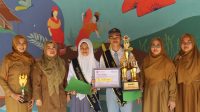 Salah satu siswa dari SMA Negeri 1 Cikakak Kabupaten Sukabumi, Alvan Frilian berhasil terpilih menjadi Juara 1 Duta Baca Pelajar tingkat SMA/SMK/MA sederajat Se-Kabupaten Sukabumi Tahun 2024