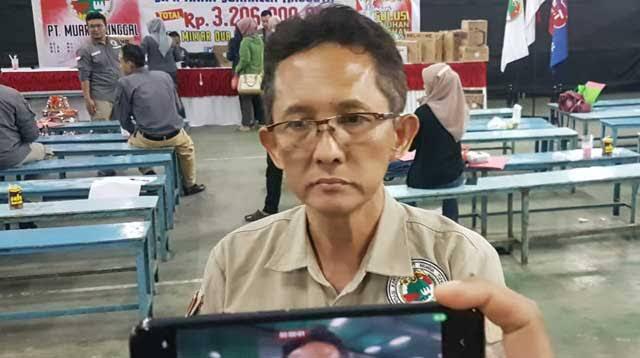 DIWAWANCARAI : Ketua Apindo Kabupaten Sukabumi Sudarno, saat diwawancarai Radar Sukabumi, pada beberapa waktu lalu.(FOTO : DOKUMENTASI RADAR SUKABUMI)