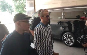 Mantan pimpinan Komisi Pemberantasan Korupsi (KPK), Abraham Samad mendatangi Bareskrim Polri pada Jumat, 1 Maret 2024.-(Anisha Aprilia)