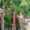 PENCARIAN : Camat Cibadak, Abdul Naafi bersama petugas gabungan, saat melakukan pencarian korban laka sungai di Sungai Cicatih, tepatnya di Kampung Bojong Koneng, RT 03/RW 03, Kelurahan/Kecamatan Cibadak, Kabupaten Sukabumi pada Senin(04/03) sore.(FOTO : UNTUK RADAR SUKABUMI)