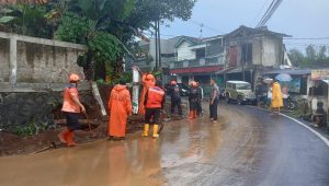 EVAKUASI: Sejumlah petugas BPBD Kota Sukabumi saat melakukan evakuasi bencana alam di wilayah kerjanya, Senin (25/3).