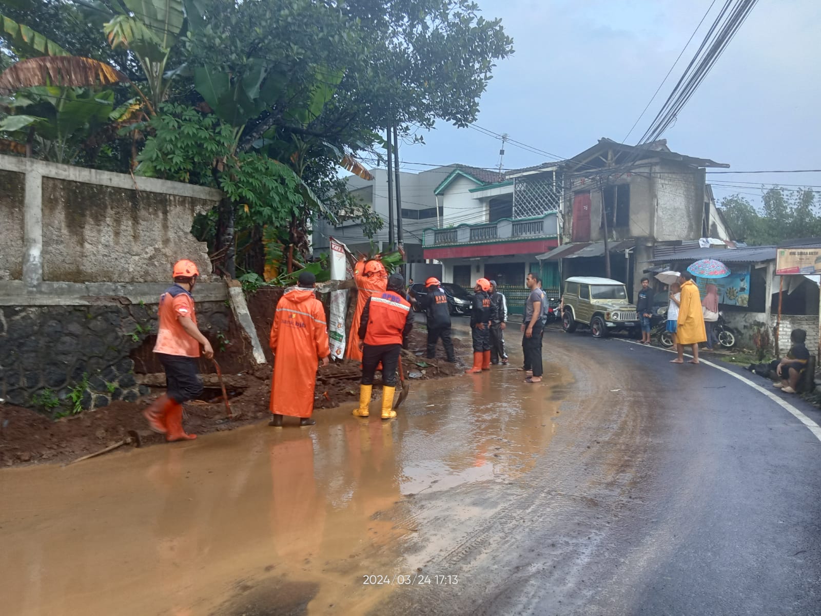 EVAKUASI: Sejumlah petugas BPBD Kota Sukabumi saat melakukan evakuasi bencana alam di wilayah kerjanya, Senin (25/3).