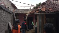 PENINJAUAN: Sejumlah petugas BPBD Kota Sukabumi saat melakukan peninjauan atap rumah warga ambruk di Jalan Garuda Legok, Kelurahan Sindangpalay, Kecamatan Cibereum, Jumat (22/3).