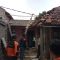 PENINJAUAN: Sejumlah petugas BPBD Kota Sukabumi saat melakukan peninjauan atap rumah warga ambruk di Jalan Garuda Legok, Kelurahan Sindangpalay, Kecamatan Cibereum, Jumat (22/3).