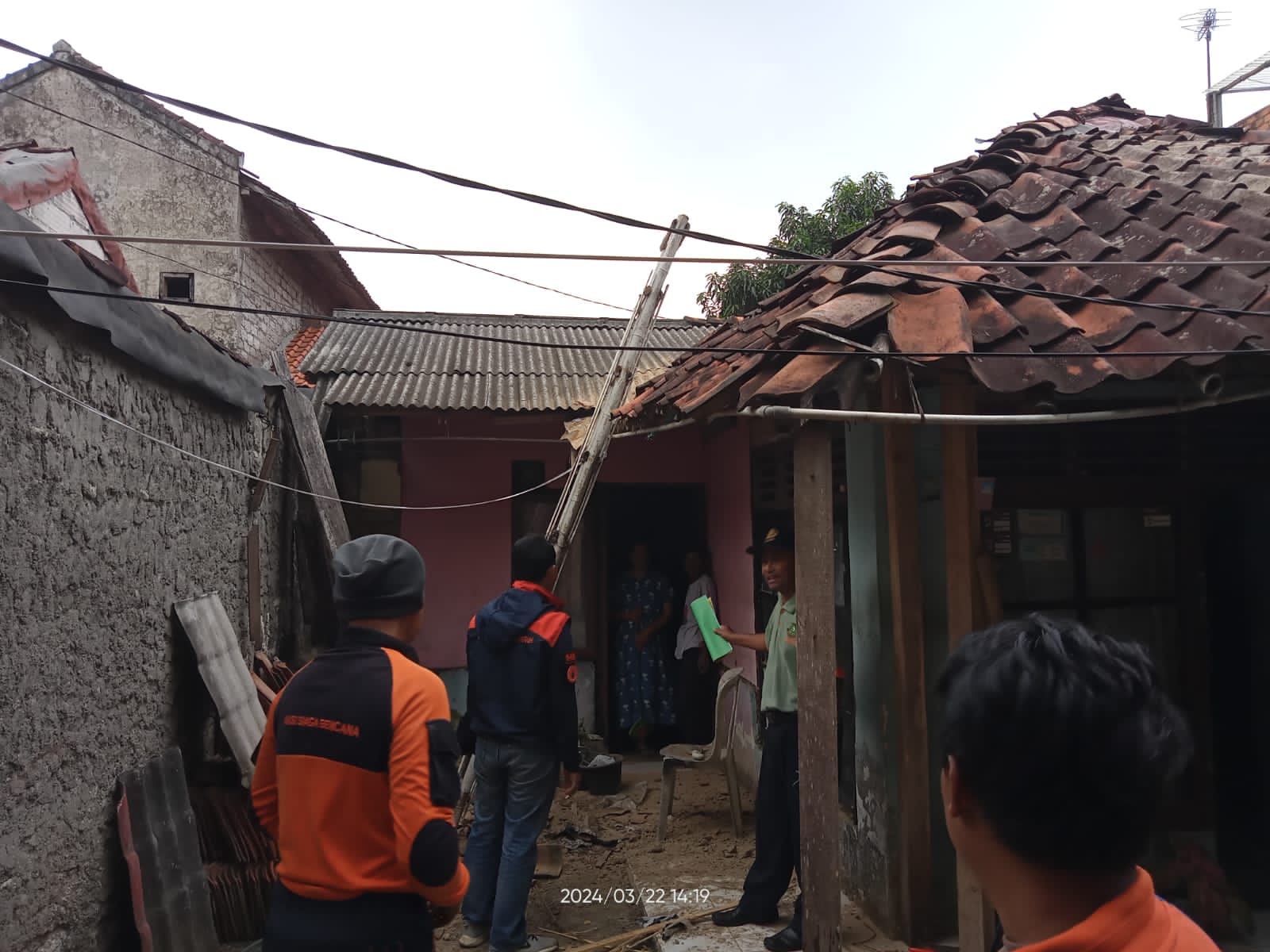 PENINJAUAN: Sejumlah petugas BPBD Kota Sukabumi saat melakukan peninjauan atap rumah warga ambruk di Jalan Garuda Legok, Kelurahan Sindangpalay, Kecamatan Cibereum, Jumat (22/3).