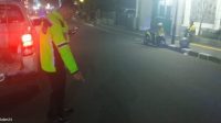 OLAH TKP: Personel Satlantas Polres Sukabumi Kota saat melakukan olah TKP di Jalan Raya Suryakencana tepatnya pertigaan Jalan Cikole Dalam Kelurahan/Kecamatan Cikole, Kamis (21/3).