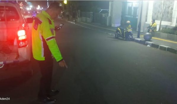 OLAH TKP: Personel Satlantas Polres Sukabumi Kota saat melakukan olah TKP di Jalan Raya Suryakencana tepatnya pertigaan Jalan Cikole Dalam Kelurahan/Kecamatan Cikole, Kamis (21/3).