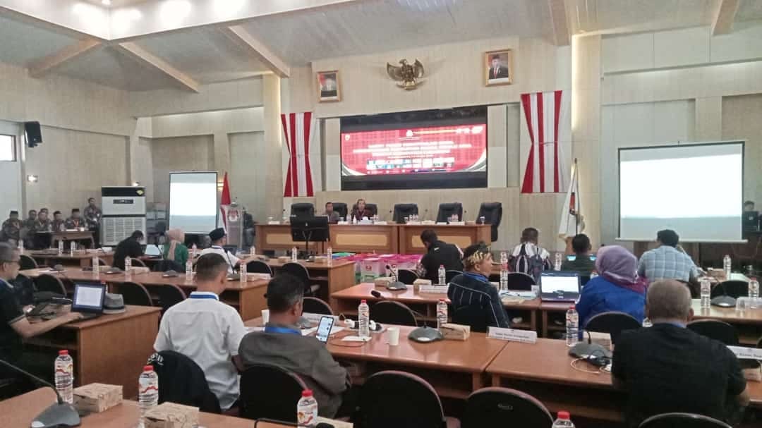 KPU kembali melaksanakan pleno atau Rekapitulasi Penghitungan Suara Pemilu Kabupaten Sukabumi. Sebelumnya di hari pertama sudah ada 9 Kecamatan yang sudah selesai.