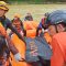 DITEMUKAN : Tim SAR gabungan, saat mengevakuasi jasad korban laka sungai Cicatih pada Selasa (05/03).(FOTO : UNTUK RADAR SUKABUMI)