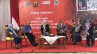DIWAWANCARAI : Kadis DP3A Kabupaten Sukabumi, Eki saat diwawancarai Radar Sukabumi soal fenomena pernikahan anak.(FOTO : DENDI/RADAR SUKABUMI)