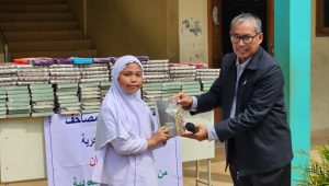 Abdul Muiz Salurkan Bantuan Wakaf Alquran di SDIT Al Husna Purwasari Cicurug