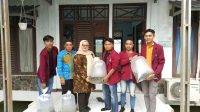 PEDULI: Salah satu mahasiswa KKN Universitas Nusa Putra menyerahkan bibit ikan konsumsi kepada salah satu warga di Desa Pasirbaru, Kecamatan Cisolok, Kabupaten Sukabumi, Kamis (29/2/2024).(dok/radarsukabumi)