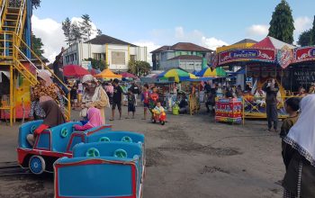 SEPI : Wahana pontang-panting di Pasar Ramadhan Alun-Alun Cisaat, tampak sepi pasca insiden seorang bocah terjatuh di wahana tersebut.(FOTO : DENDI/RADAR SUKABUMI)
