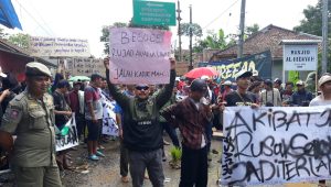 DEMO JALAN RUSAK : Warga Jampangtengah, saat melakukan aksi unjuk rasa di ruas Jalan Raya Bojonglopang - Cimerang pada Selasa (05/03).(FOTO : UNTUK RADAR SUKABUMI)