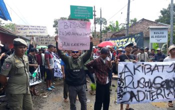 DEMO JALAN RUSAK : Warga Jampangtengah, saat melakukan aksi unjuk rasa di ruas Jalan Raya Bojonglopang - Cimerang pada Selasa (05/03).(FOTO : UNTUK RADAR SUKABUMI)
