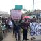 DEMO JALAN RUSAK : Warga Jampangtengah, saat melakukan aksi unjuk rasa di ruas Jalan Raya Bojonglopang - Cimerang pada Selasa (05/03).(FOTO : UNTUK RADAR SUKABUMI)