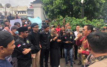 Pendopo Sukabumi Didemo Ratusan Penyintas Bencana