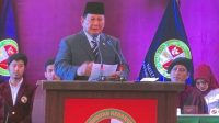 Menteri Pertahanan (Menhan) Prabowo Subianto saat memberikan orasi ilmiah pada Wisuda Universitas Kebangsaan Republik Indonesia (UKRI) di Bandung, Jawa Barat, Kamis (29/2/2024). (Rubby Jovan)