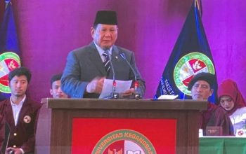 Menteri Pertahanan (Menhan) Prabowo Subianto saat memberikan orasi ilmiah pada Wisuda Universitas Kebangsaan Republik Indonesia (UKRI) di Bandung, Jawa Barat, Kamis (29/2/2024). (Rubby Jovan)