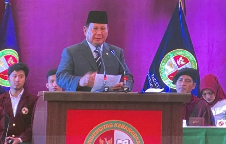 Menteri Pertahanan (Menhan) Prabowo Subianto saat memberikan orasi ilmiah pada Wisuda Universitas Kebangsaan Republik Indonesia (UKRI) di Bandung, Jawa Barat, Kamis (29/2/2024). (Rubby Jovan)