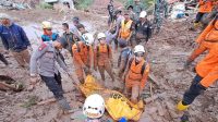 Tim SAR gabungan saat mengevakuasi jasad korban banjir dan tanah longsor di Gintung, Cicendo, Bandung Barat, Jawa Barat, Selasa (26/3/2024). (Basarnas)