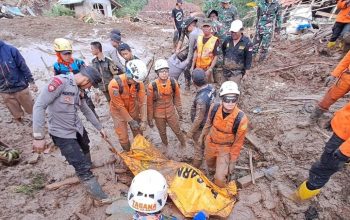 Tim SAR gabungan saat mengevakuasi jasad korban banjir dan tanah longsor di Gintung, Cicendo, Bandung Barat, Jawa Barat, Selasa (26/3/2024). (Basarnas)