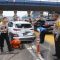 Dirlantas Polda Metro Jaya Kombes Pol Latif Usman (kanan) saat mengecek kecelakaan di Gerbang Tol Halim, Rabu (27/3/2024). (Direktorat Lalu Lintas Polda Metro Jaya)