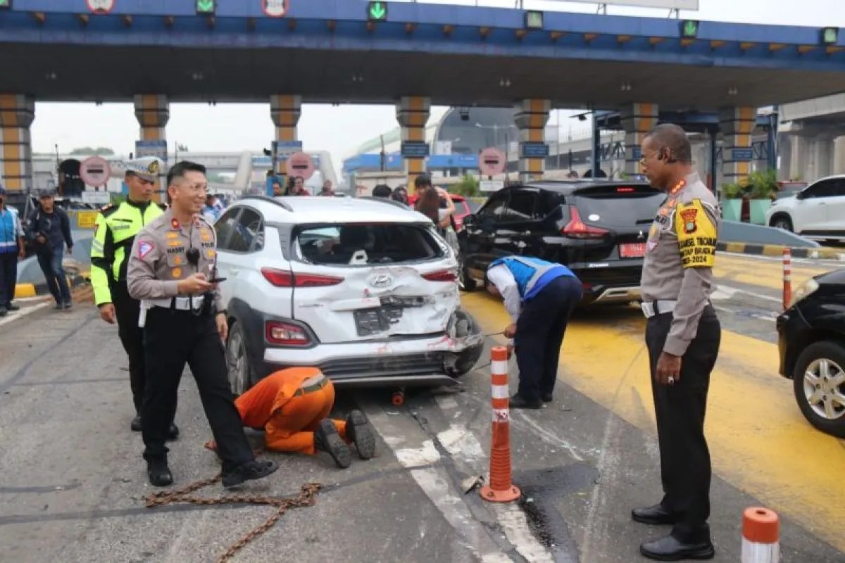 Dirlantas Polda Metro Jaya Kombes Pol Latif Usman (kanan) saat mengecek kecelakaan di Gerbang Tol Halim, Rabu (27/3/2024). (Direktorat Lalu Lintas Polda Metro Jaya)