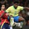 Pemain depan Brasil Endrick (kanan) melompat untuk mengejar bola di samping bek Spanyol Cucurella pada laga persahabatan internasional antara Spanyol dan Brasil di stadion Santiago Bernabeu di Madrid, Spanyol (26/3/2024). (AFP/Thomas COEX)