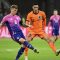 Gelandang Jerman Toni Kroos dibayangi pemain Belanda Tijjanu Reijnders dalam pertandingan persahabatan di Deutsche Bank Park, Frankfurt, Jerman, Rabu (27/3/2024). (AFP/Kirill Kudryavtsev)