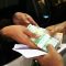 Warga menukar uang baru. (Dery Ridwansah/JawaPos.com)